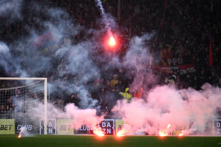 Suporterii lui Genoa au aruncat cu fumigene pe teren la meciul cu Cremonese