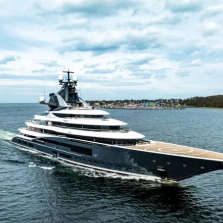 Patronul din Premier League s-a relaxat pe superiahtul de 122 de metri pe Tamisa: 3 etaje, heliport și 3 piscine!