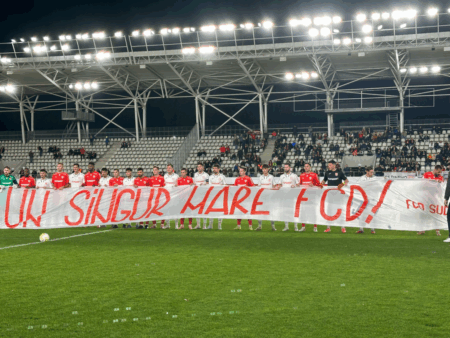 Fotbaliștii de la CS și FC Dinamo au expus împreună mesajul suporterilor + Au fost primiți ca eroi de „câini”