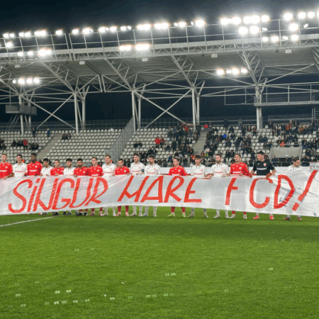 Fotbaliștii de la CS și FC Dinamo au expus împreună mesajul suporterilor + Au fost primiți ca eroi de „câini”