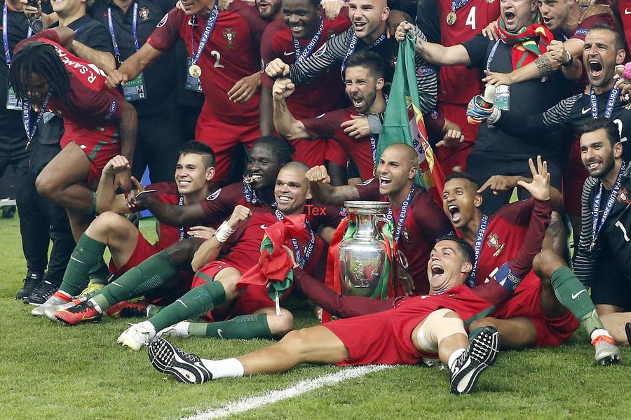 Raphael Guerreiro, sărbătorind triumful Portugaliei la EURO 2016 Juventus vrea să-i fure lui Bayern Munchen singurul campion european!