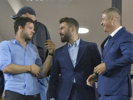„Petrec șase sau opt ore la birou”