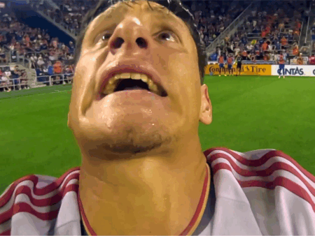 Imagini amuzante » Jucătorul s-a prăbușit în genunchi în fața arbitrului: „Te rog, nu!”