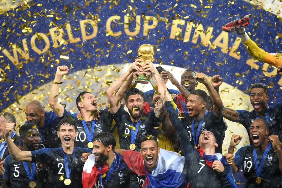 Olivier Giroud, ridicând trofeul Cupei Mondiale (Rusia, 2018) // FOTO: Getty Images Dezvăluiri de impact făcute de golgheterul „all-time” al Franței: „Am suferit mult, dar lumea nu și-a dat seama”