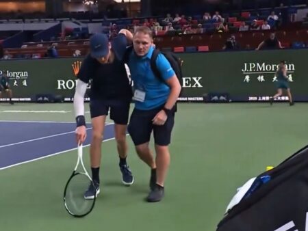 Jannik Sinner, învins de crampe la Masters 1000 de la Shanghai! Italianul a abandonat în turul 3, în setul decisiv.