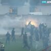 Huligani înarmați cu bâte au pătruns pe teren, iar poliția a oprit meciul!