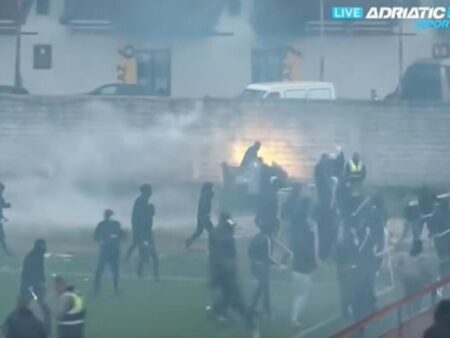 Huligani înarmați cu bâte au pătruns pe teren, iar poliția a oprit meciul!