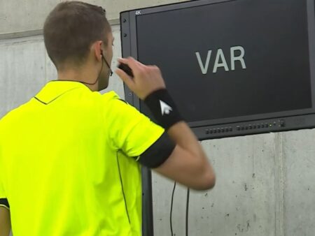 Intervenție VAR la Rakow – Craiova » Arbitrul a acordat cartonaș roșu
