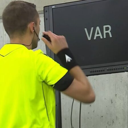 Intervenție VAR la Rakow – Craiova » Arbitrul a acordat cartonaș roșu