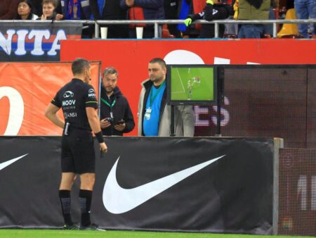 Istvan Kovacs a anulat penalty-ul după verificarea VAR » Moment de controversă la începutul derby-ului FCSB