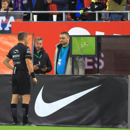 Istvan Kovacs a anulat penalty-ul după verificarea VAR » Moment de controversă la începutul derby-ului FCSB