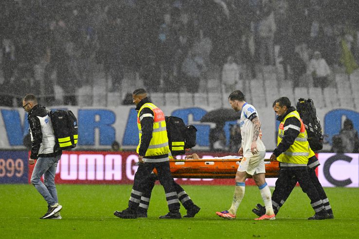 Bilal Nadir s-a prăbușit pe teren în Marseille - Angers. FOTO: Imago Images
