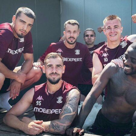 Rivali pe teren, vecini în București: Doi jucători importanți de la Rapid și Dinamo se întâlnesc zilnic în același bloc.