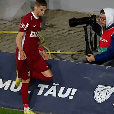 Moment șocant în Petrolul – CFR Cluj! A avut o criză de nervi și a fost pe punctul de a distruge laptopul unui fotograf.