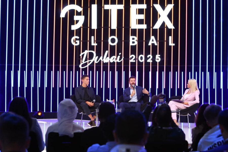 David Popovici, împreună cu Daniel Dines la GITEX Global „Victoria e o senzație ce dă dependență” » David Popovici, mesaj motivațional pe o scenă din Dubai: „Nu așteptați momentul perfect, săriți”