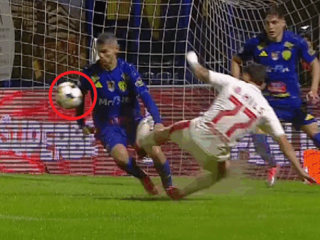 Dinamo a solicitat un penalty în prima repriză! Ce s-a întâmplat în careul Sloboziei?
