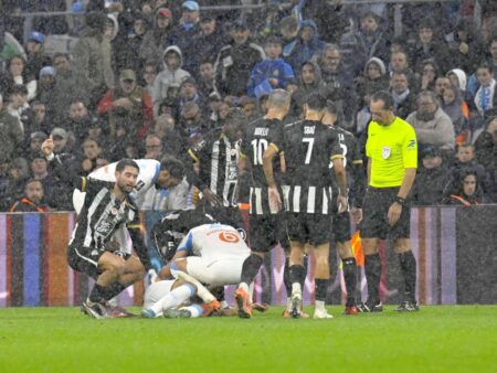 Momente de groază pentru fotbalistul din Ligue 1 » A căzut pe teren și a fost dus de urgență la spital: „Suntem îngrijorați”