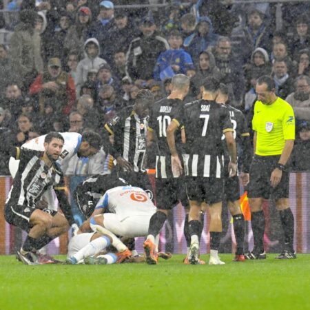 Momente de groază pentru fotbalistul din Ligue 1 » A căzut pe teren și a fost dus de urgență la spital: „Suntem îngrijorați”