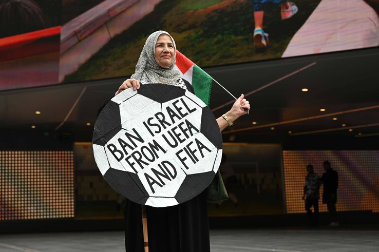Protest în fața stadionului Wembley