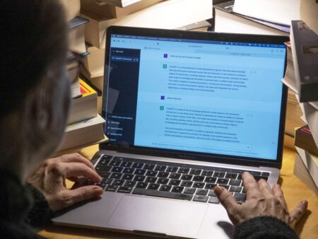 Experiență: Chat GPT n-a avut timp de conversații! Scorul anticipat al inteligenței artificiale în România