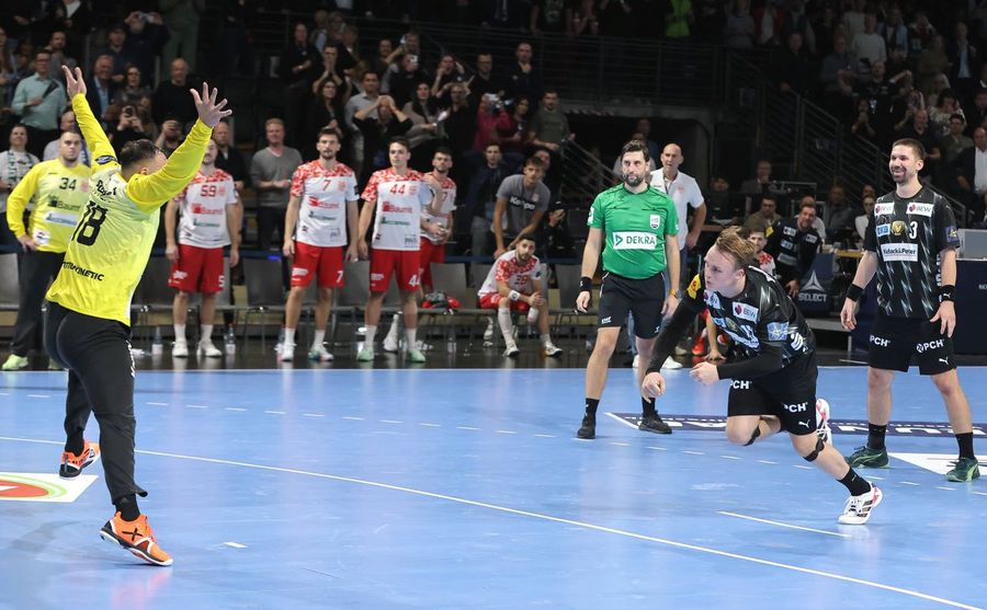 Tobias Grondahl transformă aruncarea de la 7 metri la finalul partidei Fuchse Berlin - Dinamo Dinamo București, regrete și speranțe după înfrângerea la limită în fața lui Fuchse Berlin în Liga Campionilor