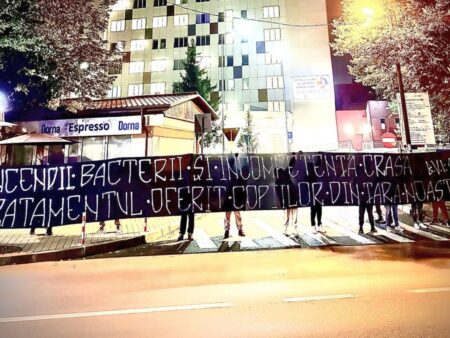Ultrașii au protestat în stradă după tragedia care a zguduit România: „Incompetență crasă”