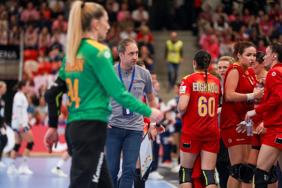 Antrenorul Ovidiu Mihăilă alături de jucătoarele sale în meciul cu Norvegia Antrenorul naționalei feminine a României, după meciul strâns cu Norvegia la EHF Euro Cup: „Mi-a oferit o încredere personală pentru viitor”