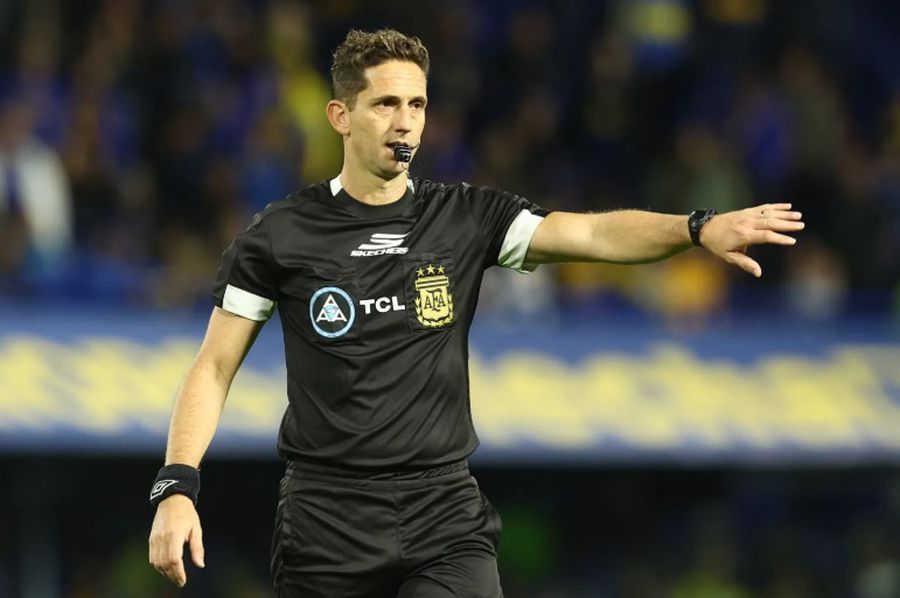 Nicolas Lamolina (42 de ani) este arbitru FIFA din 2020 Președintele Federației n-a stat la discuții » Arbitru de top, suspendat pentru un cartonaș roșu „nepotrivit”!