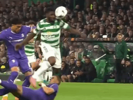 Arbitru anulează un gol perfect valid, ignorând consultarea VAR