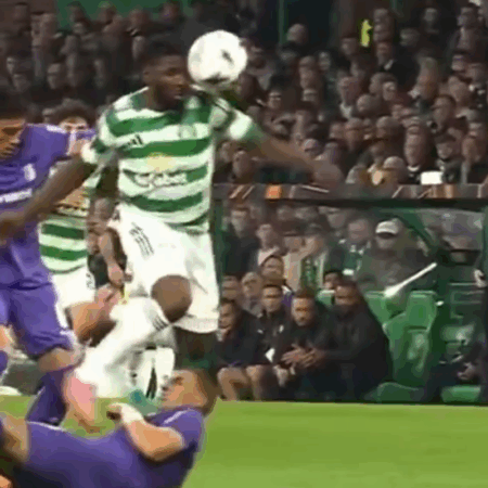 Arbitru anulează un gol perfect valid, ignorând consultarea VAR