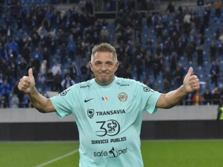 Reacția L’Equipe după ce patronul român a intrat pe teren la 61 de ani: „De ce i s-a dat voie acestui bunic?”