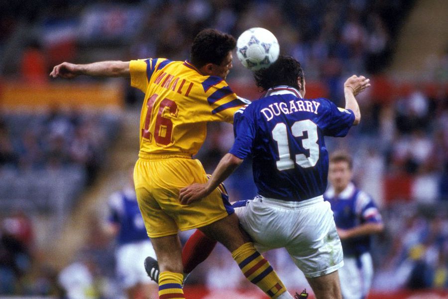 Gică Mihali în anii de fotbalist, într-un duel cu Christophe Dugarry la Euro 1996 Campion și căpitan la Dinamo, mesaj de forță înaintea derby-ului cu Rapid: „Sigur nu pierdem. De ce ne-ar fi frică de ei?!”
