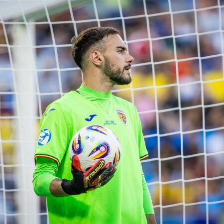 De la națională direct pe bancă? » Ce provocări îl așteaptă pe Răzvan Sava după meciurile României