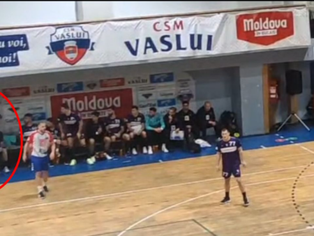 Caz scandalos în sportul românesc! Antrenorul a agresat un jucător cu pumnul în timpul meciului. Ce s-a întâmplat ulterior?