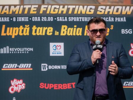 Luptătorii de la Dynamite Fighting Show interacționează cu fanii la mall înainte de gala din 24 octombrie