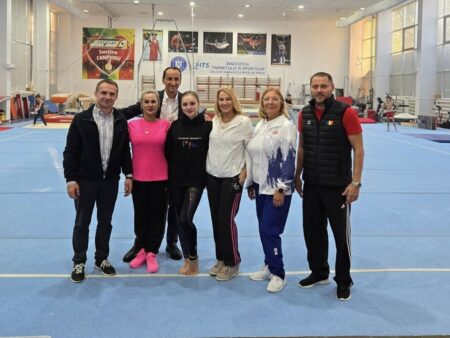 Nadia Comăneci și Sabrina Voinea înainte de plecarea la Campionatele Mondiale din Indonezia