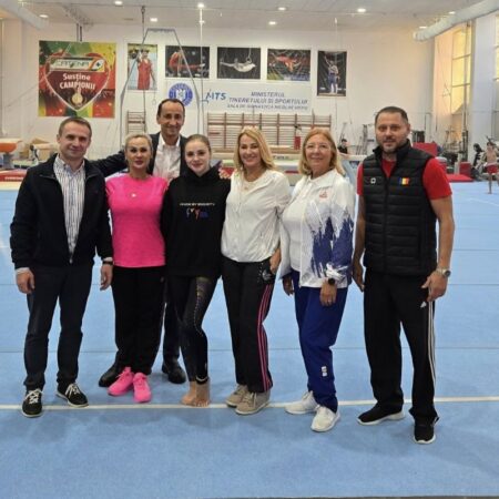 Nadia Comăneci și Sabrina Voinea înainte de plecarea la Campionatele Mondiale din Indonezia