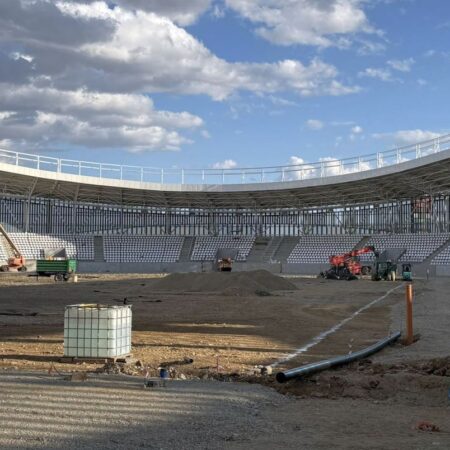 Arenă controversată! Orașul de 60.000 de locuitori, cu echipă în Liga 2, se pregătește să își deschidă al doilea stadion.