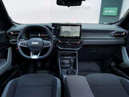 Dacia a fost declarată „Mașina Anului 2026” » Modelul care a impresionat nemții și britanicii: designul său remarcabil a făcut diferența.