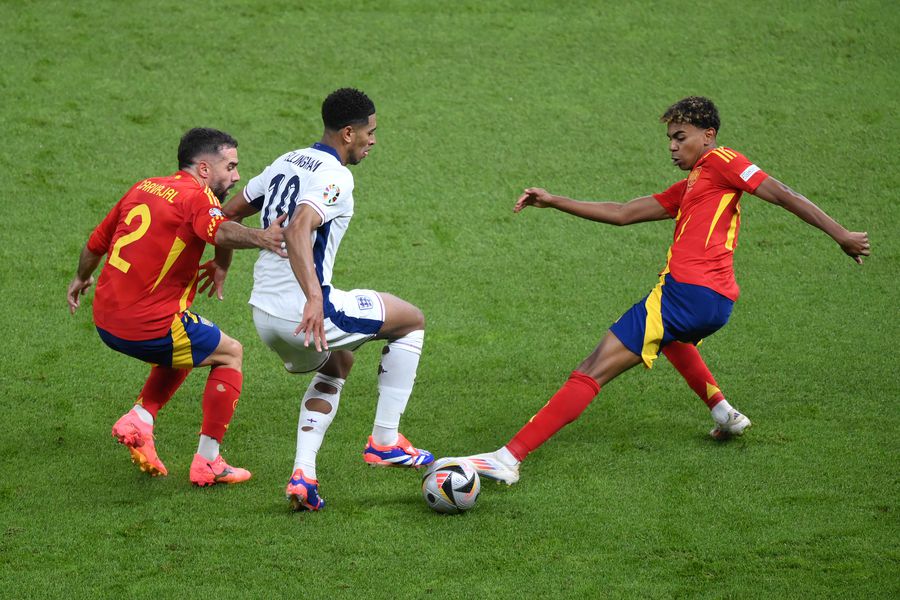 Dani Carvajal și Lamine Yamal, evoluând împreună pentru naționala Spaniei în finala EURO 2024 Real Madrid răspunde acuzațiilor lui Lamine Yamal înainte de „El Clasico”: „Un gest necorespunzător”