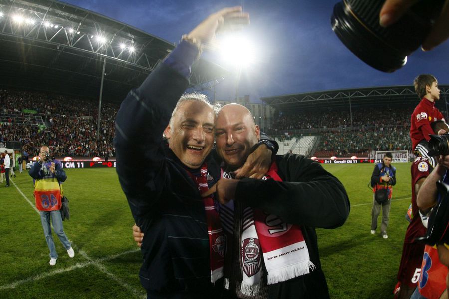 Andrea Mandorlini (stânga), împreună cu fostul patron al lui CFR Cluj, Arpad Paszkany. Prima reacție a lui Andrea Mandorlini după revenirea lui Iuliu Mureșan: „E o victorie. Are CFR-ul în sânge!”