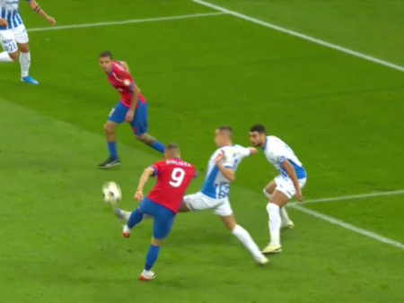 FCSB s-a bucurat în zadar! Istvan Kovacs a acordat un penalty, dar apoi și-a revocat decizia.