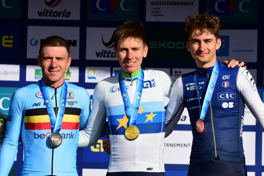 Tadej Pogacar (centru), împreună cu Remco Evenepoel (stânga) și Paul Seixas (dreapta) Tadej Pogacar, campion european la ciclism: „Sunt fericit că s-a încheiat și că am obținut încă un titlu”