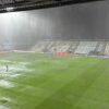 Potop în Conference League! O furtună puternică a întrerupt meciul lui Rrahmani după doar 12 minute. Terenul a fost inundat.