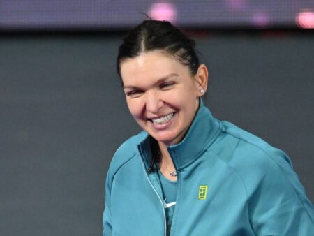 Simona Halep uimește la Dubai! A abandonat racheta pentru a purta fularul echipei românești pe care o susține