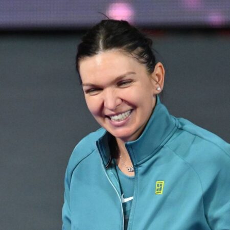 Simona Halep uimește la Dubai! A abandonat racheta pentru a purta fularul echipei românești pe care o susține