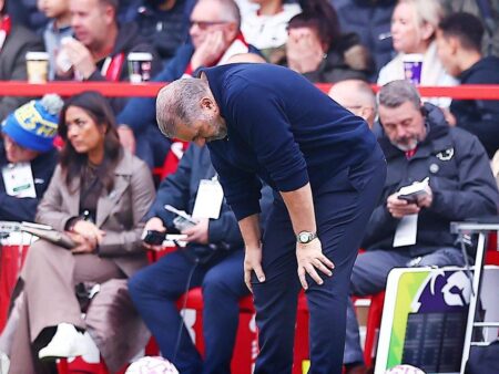 Nottingham Forest l-a înlocuit pe fostul antrenor al lui Drăgușin, demis după doar 39 de zile