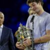 Are față de copil, dar lovește mingea fulgerător: În Basel, îi calcă pe urme idolului său, Roger Federer.