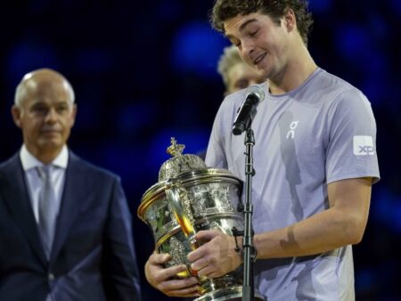 Are față de copil, dar lovește mingea fulgerător: În Basel, îi calcă pe urme idolului său, Roger Federer.