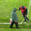 Imagini spectaculoase la Clinceni! Oficialii au retușat dungile de pe teren cu var în timpul pauzei.